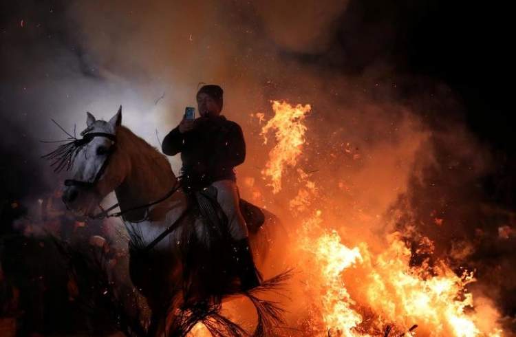 تصاویر | عبور اسب از آتش برای در امان ماندن از بلایا