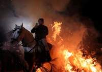 تصاویر | عبور اسب از آتش برای در امان ماندن از بلایا