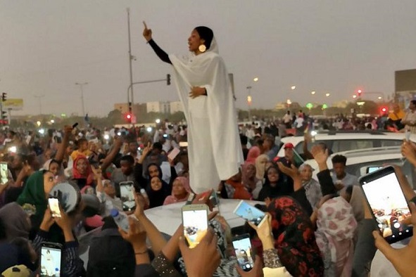 زنی که در تظاهرات مردم سودان به نماد اراده برای تغییر تبدیل شد  <img src="/images/picture_icon.png" width="16" height="16" border="0" align="top">