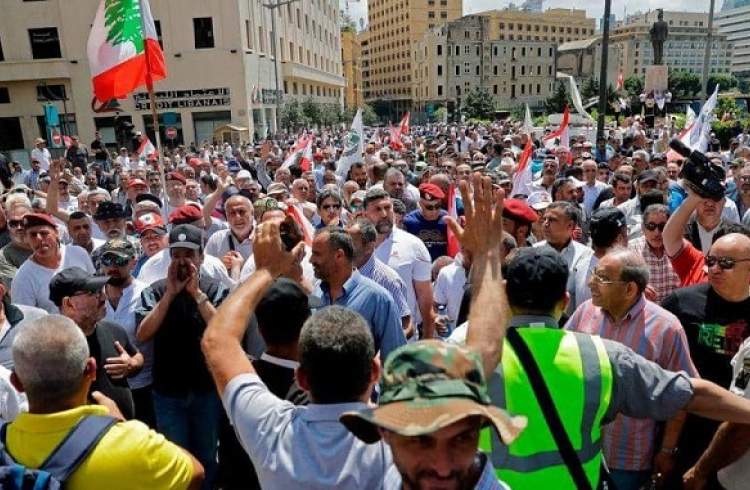 گروهی از شهروندان لبنانی به اوضاع بد اقتصادی و احتمال کاهش حقوق اعتراض کردند