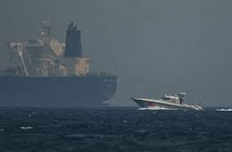 آمریکا ویدئویی ادعایی از یک قایق ایرانی هنگام جدا کردن یک مین از یک نفتکش منتشر کرد