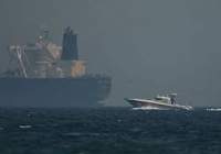 آمریکا ویدئویی ادعایی از یک قایق ایرانی هنگام جدا کردن یک مین از یک نفتکش منتشر کرد