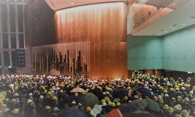 در هنگ کنگ معترضان برای ساعاتی ساختمان شورای قانونگذاری را اشغال کردند