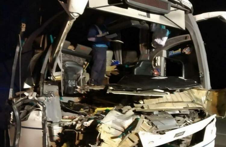 برخورد اتوبوس و تریلر در کاشان ۲۵ مصدوم و یک کشته برجا گذاشت