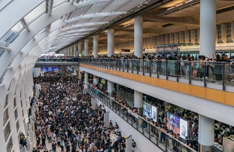 شدت گرفتن اعتراضات هنگ‌کنگ با اشغال فرودگاه بین المللی