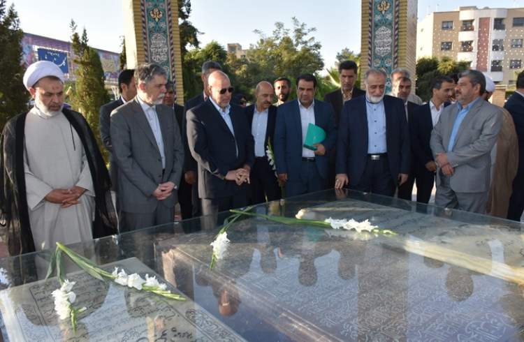 ادای احترام وزیر فرهنگ و ارشاد اسلامی به شهدای اصفهان