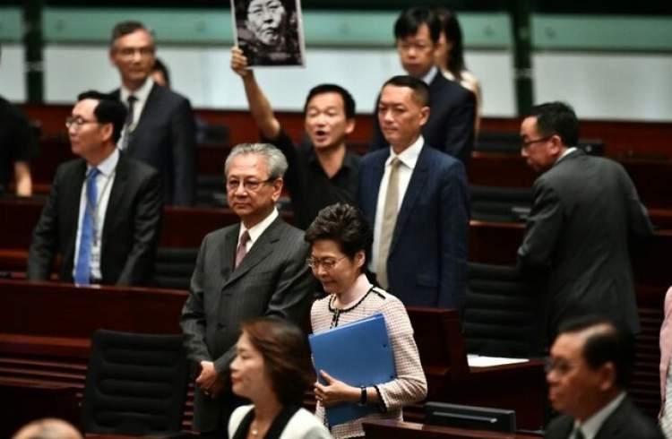 سخنرانی کری لام در میان اعتراض قانونگذاران هنگ‌کنگی ناتمام ماند
