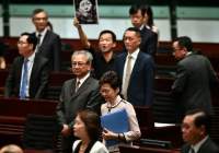 سخنرانی کری لام در میان اعتراض قانونگذاران هنگ‌کنگی ناتمام ماند
