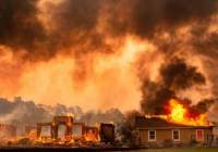 آتش سوزی در کالیفرنیا صدها خانه‌ را به آتش کشید