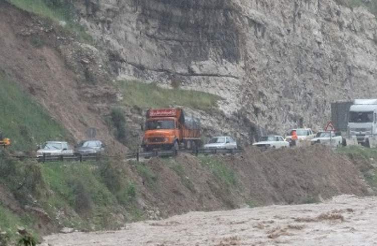 محور پلدختر - خرم‌آباد با توجه به بارندگی ها مسدود است