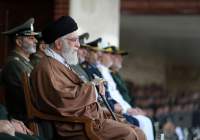 آیت الله خامنه‌ای: دلسوزان عراق و لبنان بدانند اولویت اصلی، علاج ناامنی است
