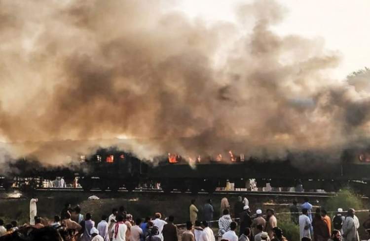 انفجار گاز پیک نیک 74 پاکستانی را در قطار به کام مرگ کشاند
