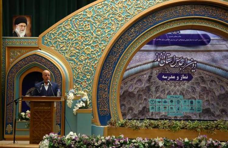 استاندار اصفهان: نشر و توسعه فرهنگ نماز رسالت دولت است