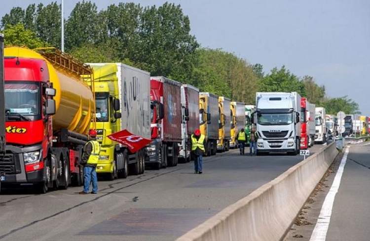 کامیون‌داران فرانسوی با مسدود کردن راه‌ها به صف معترضان پیوستند