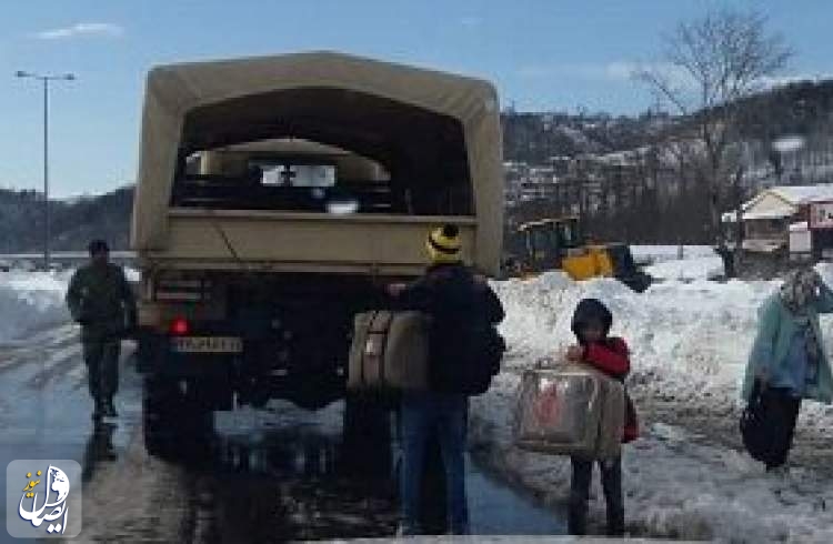 کمک‌رسانی ارتش به ۸۰ خودروی گرفتار در برف و کولاک