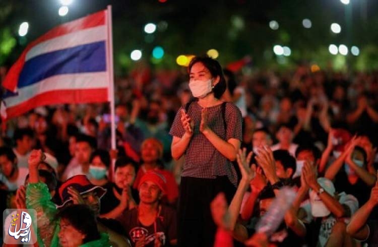 تظاهرات ده‌ها هزار نفری در تایلند علیه دولت و پادشاهی