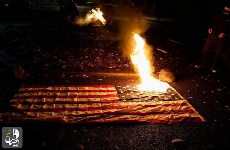 معترضان در پورتلند پرچم آمریکا را آتش زدند