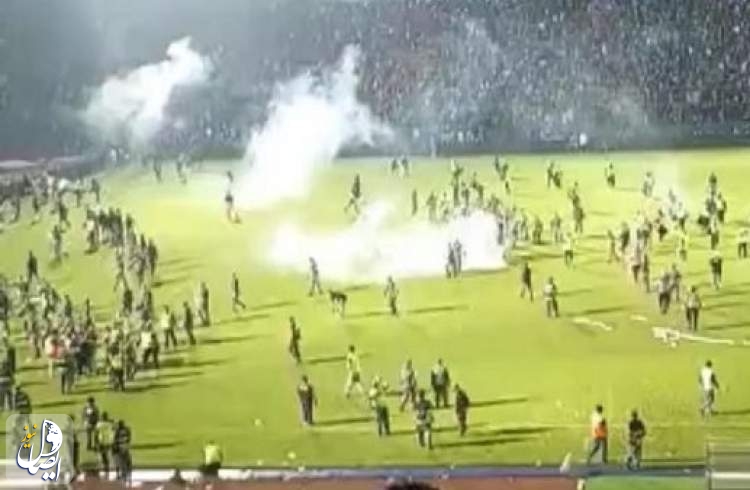 برخورد فاجعه بار پلیس اندونزی در یک ورزشگاه با ۱۲۷ کشته