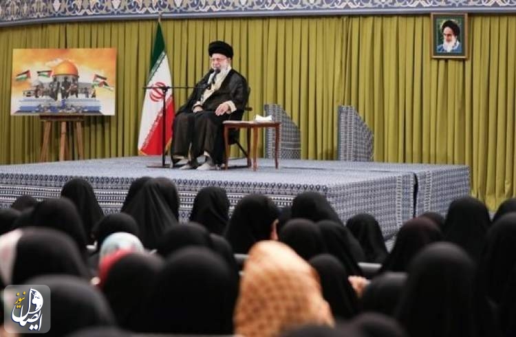 آیت‌ الله خامنه‌ای: منسوب کردن دشمنی آمریکا با ملت ایران به حادثه تسخیر سفارت یک دروغ بزرگ است