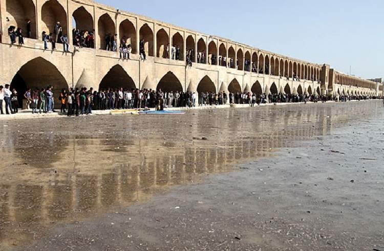 زاینده‌رود تابستان همچنان جاری‌ست