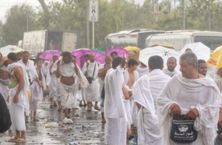 بارش باران در صحرای منا در روز عید قربان