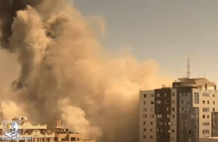 قصف مقر الإعلامیین.. الاحتلال تدمر برج "الجلاء" في غزة