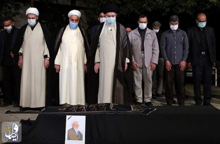 قائد الثورة يؤدي الصلاة على جثمان العلامة الراحل حسن زاده آملي