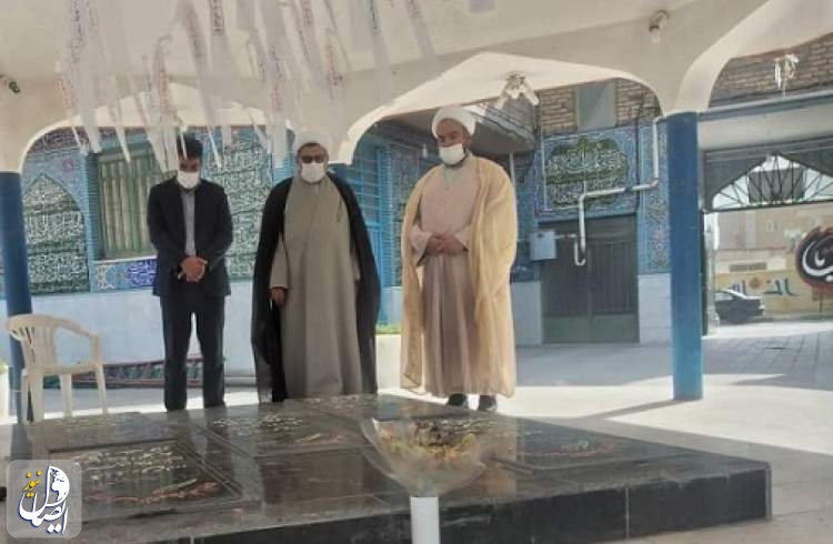 مدیر کل فرهنگ و ارشاد اسلامی استان اصفهان به شهدای گمنام شهر ویلاشهر ادای احترام کرد