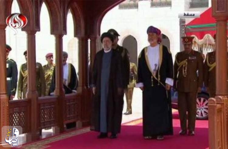 الرئيس الايراني يصل عمان وسط استقبال مهيب