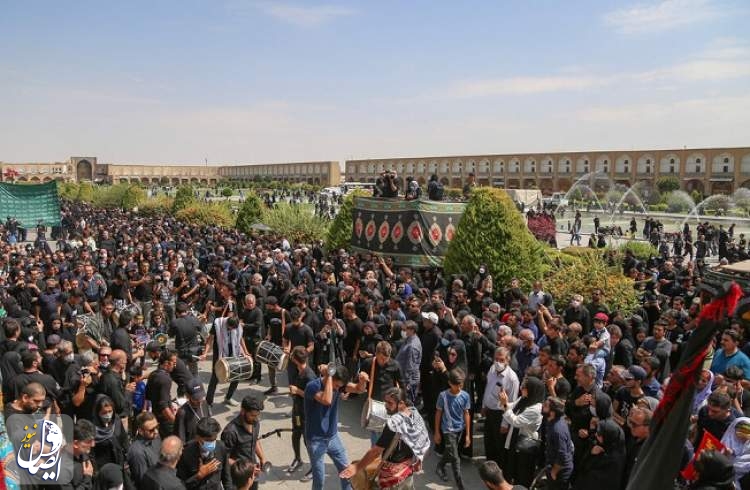 عزاداران حسینی در اصفهان نماز ظهر عاشورا را اقامه کردند