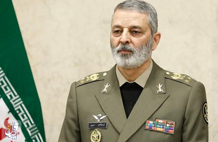 فرمانده ارتش: جمهوری اسلامی ایران از انبوه مشکلات و موانع عبور می‌کند
