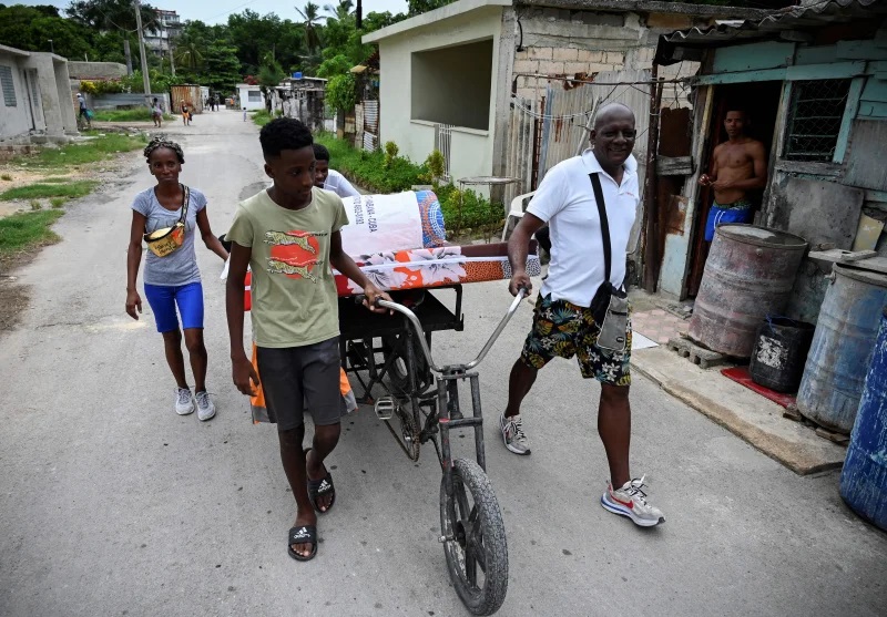 A Cuban family transport personal belongings