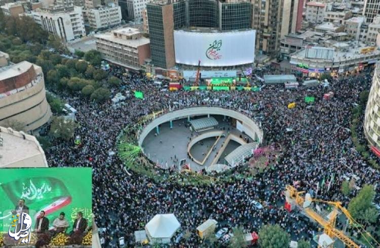 الاحتفال بالمولد النبوي الشريف في ساحة ولي عصر وسط طهران