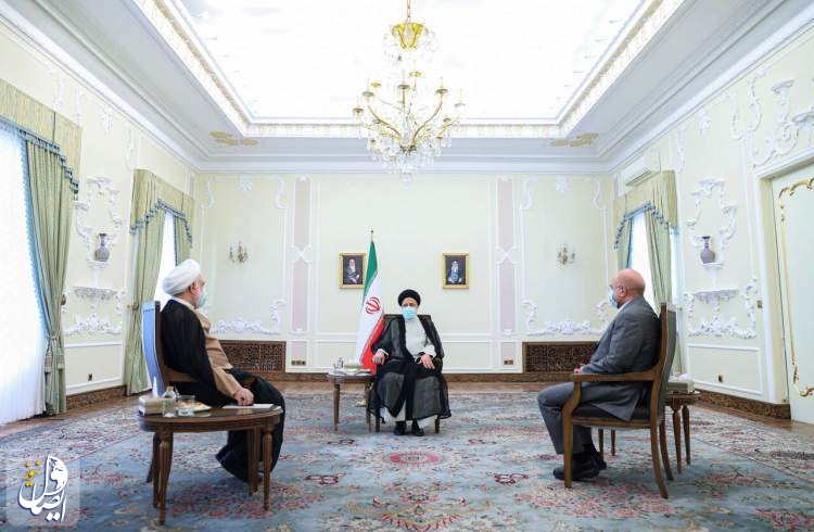 همه دستگاه‌های کشور، دولت را در اجرای برنامه‌هایش یاری کنند