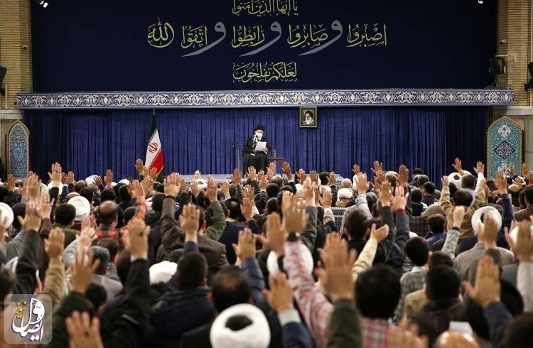 آیت الله خامنه ای: راه برطرف کردن وسوسه تبلیغاتیِ اثرگذار بر ذهن جوان و نوجوان باتوم نیست