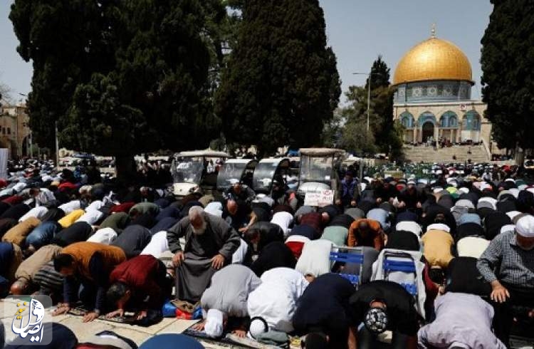 130 ألف فلسطيني يصلّون الجمعة الثالثة من رمضان بالأقصى بعد يومين من الاقتحامات