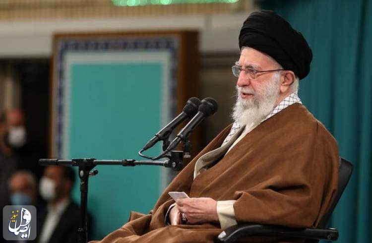 آیت الله خامنه ای: معلمان عزیز، فرزندان ملت را همانگونه که برای فرزند خود آرزو دارند بار بیاورند