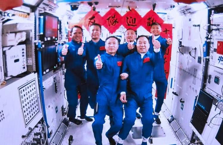 Космонавты "Шэньчжоу-16" вошли в основной модуль космической станции