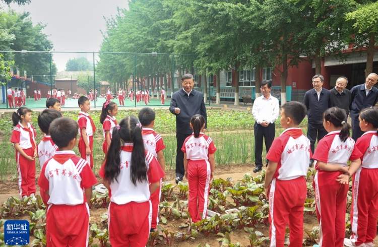 习近平在北京育英学校考察 向全国广大少年儿童祝贺“六一”国际儿童节快乐  