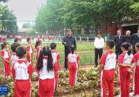 习近平在北京育英学校考察 向全国广大少年儿童祝贺“六一”国际儿童节快乐  