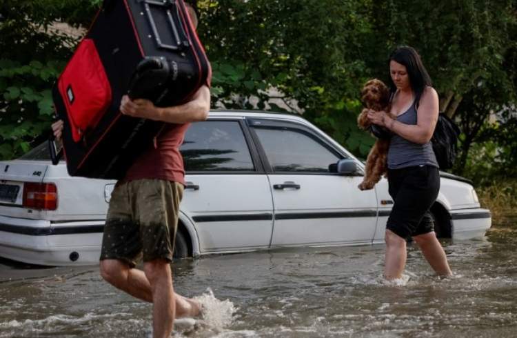 Tens of thousands at risk from flooding after Ukraine dam collapse