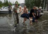 因 Kakhovka 水坝被毁而导致洪水泛滥地区的居民疏散