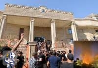 العراق.. محتجّون عراقيون يقتحمون سفارة السويد في بغداد ويضرمون النار فيها