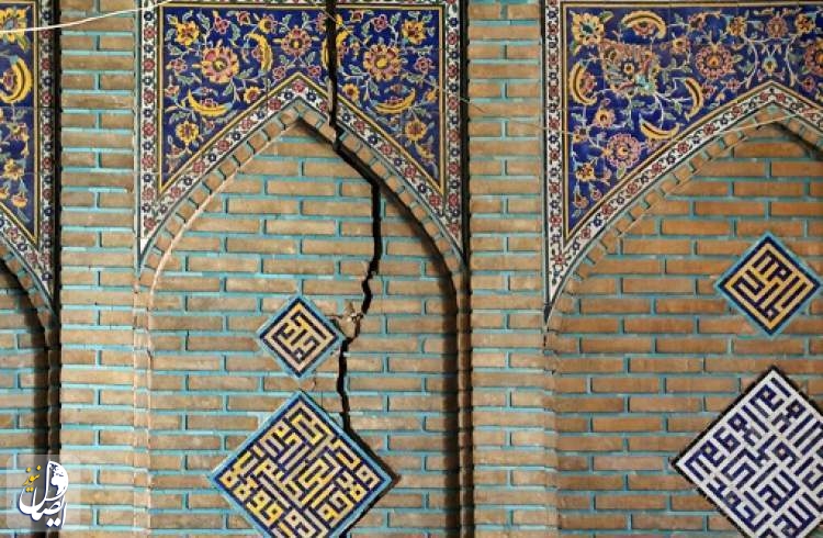شکاف‌ها و آثار فرونشست در مسجد سید اصفهان در حال بررسی است