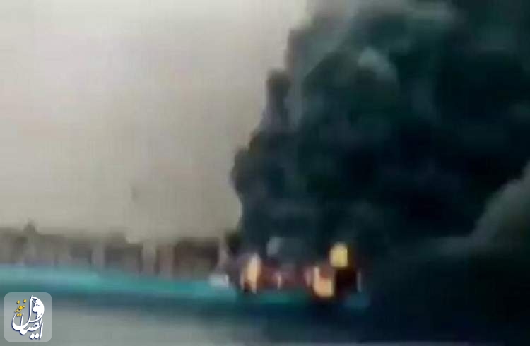 یک کشتی تجاری در دریای سرخ در اثر حمله موشکی آتش گرفت