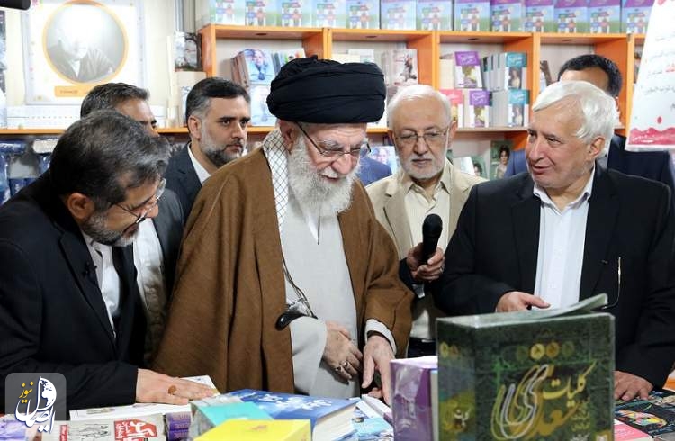 آیت الله خامنه ای: تولید کتاب و ترویج کتاب‌خوانی، وظیفه مهم مسئولان است
