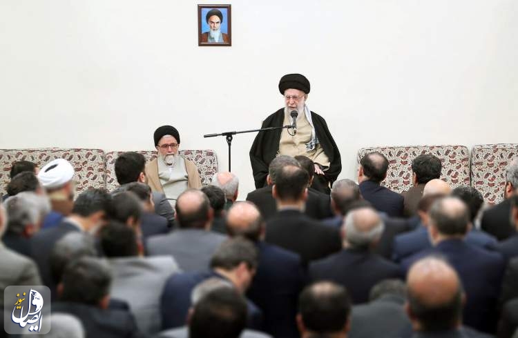 آیت الله خامنه‌ای: تنها راه‌حل مشکلات، پایبندی به مبانی انقلاب است