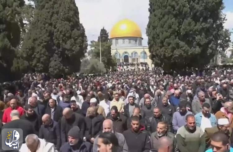 الفلسطينيون الصائمون يتوافدون لصلاة الجمعة بالأقصى وسط قيود إسرائيلية مشددة