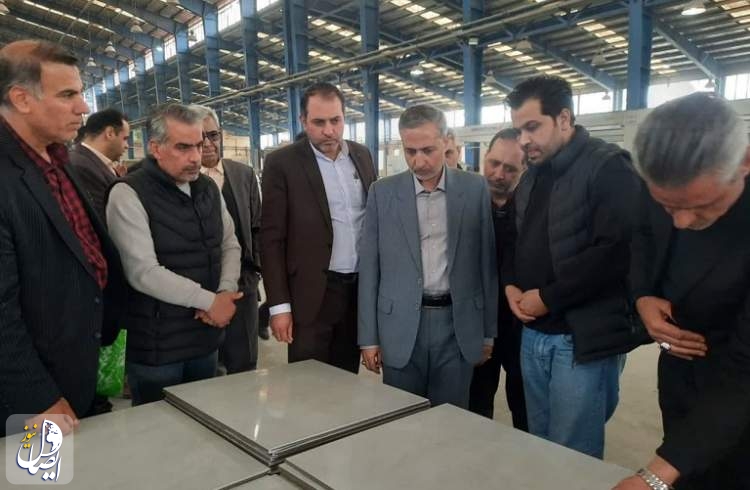 سرپرست فرمانداری نجف آباد از کارخانه‌های کاشی اصفهان و نیلو بازدید کرد