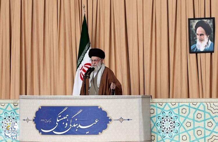قائد الثورة الإسلامية: سيتلقى الأعداء ضربة شديدة وقوية في حال اعتدوا على إيران